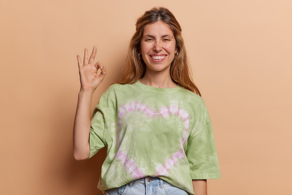koszulka tie-dye w pastelowych kolorach zielona koszulka z różowym sercem na środku