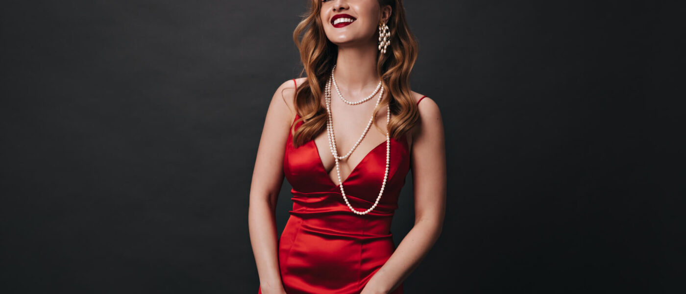 Jaka biżuteria do czerwonej sukienki? Poradnik