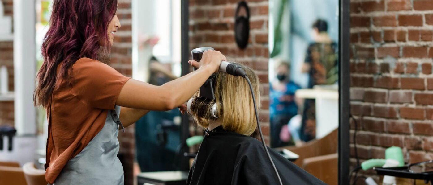 Jak urządzić salon fryzjerski w stylu loft?