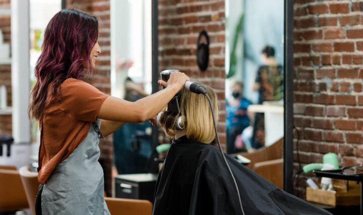 Jak urządzić salon fryzjerski w stylu loft?