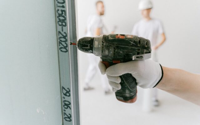 Wkrętarka akumulatorowa dla majsterkowicza – na jakie parametry postawić?