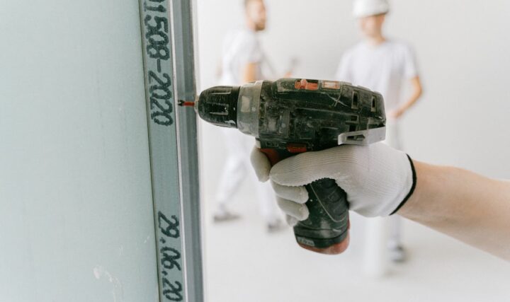 Wkrętarka akumulatorowa dla majsterkowicza – na jakie parametry postawić?